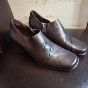 Chic Dark Brown Leather Sandler Of Boston Side Zip 8.5